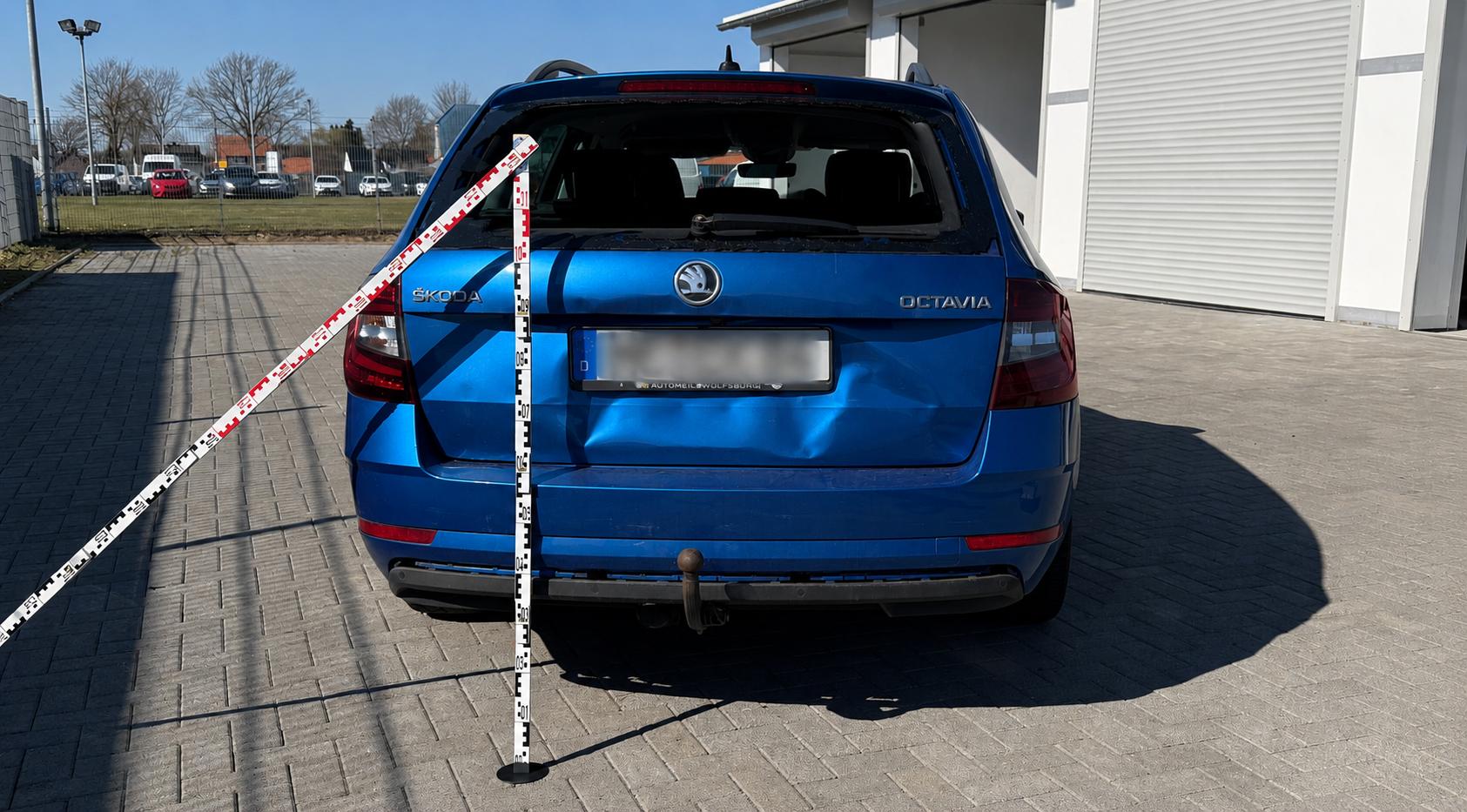 Heckschaden Skoda Octavia mit Messlatte